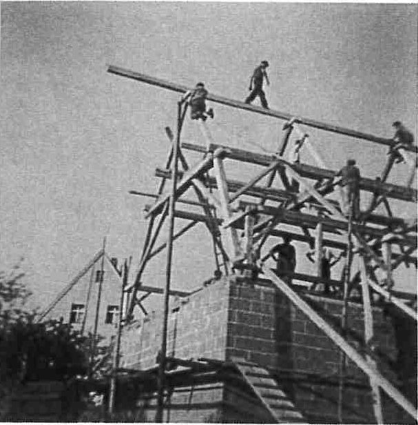 Georgs Opa auf dem Dach 1963 Bild 1